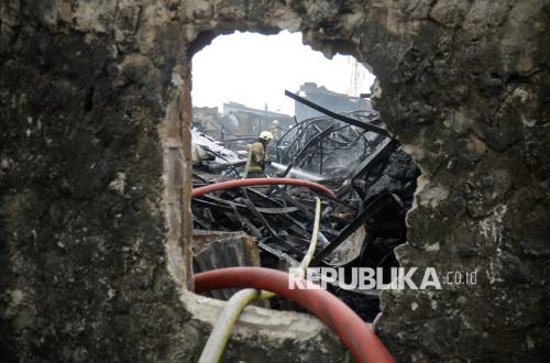 Dini Hari Dilalap Api, Pabrik Bingkai di Duren Sawit Ludes Terbakar