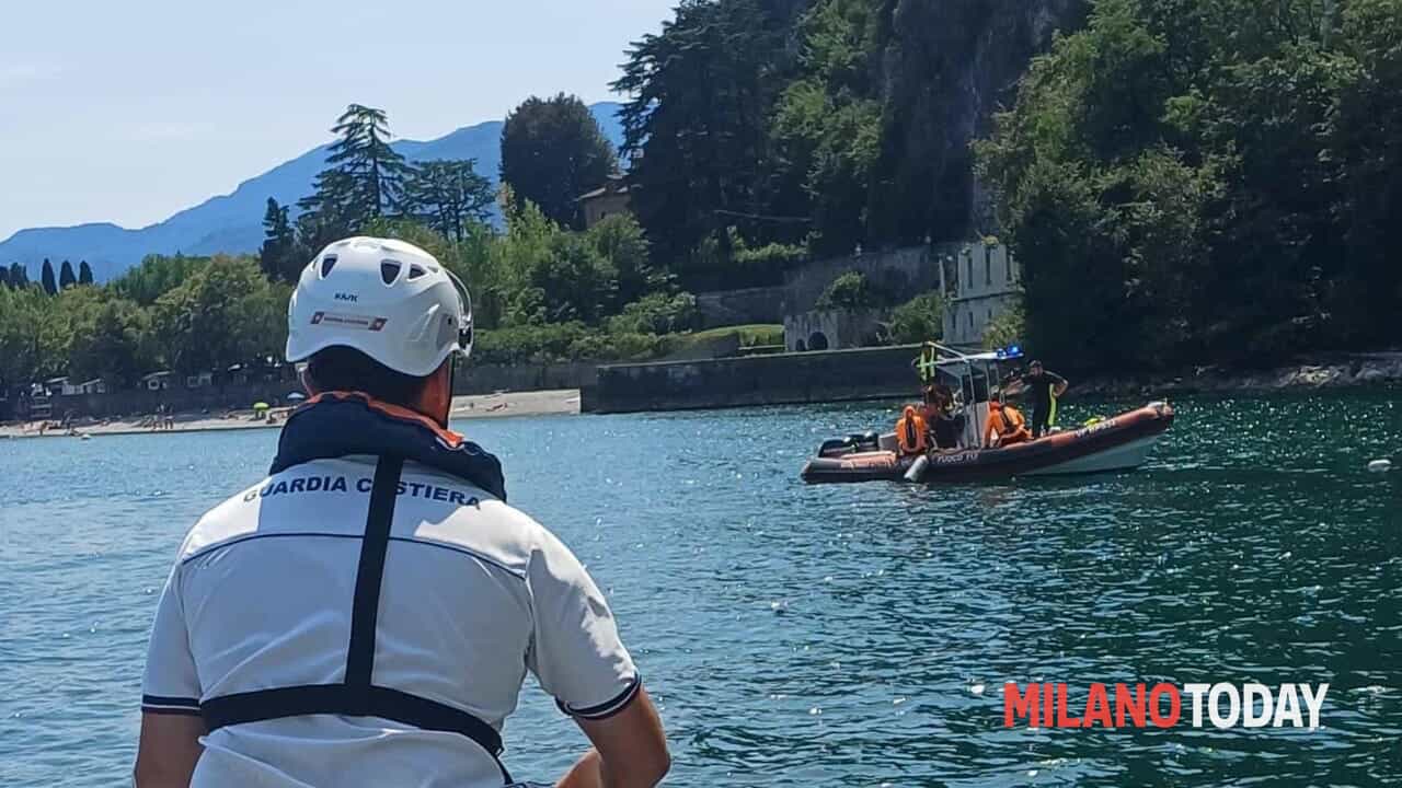Dramma sul Lago di Como: si tuffa per salvare il figlio dal barcone e scompare. Si cerca un turista