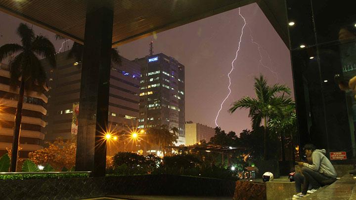 BMKG Issues Thunderstorm Warning for Parts of Greater Jakarta