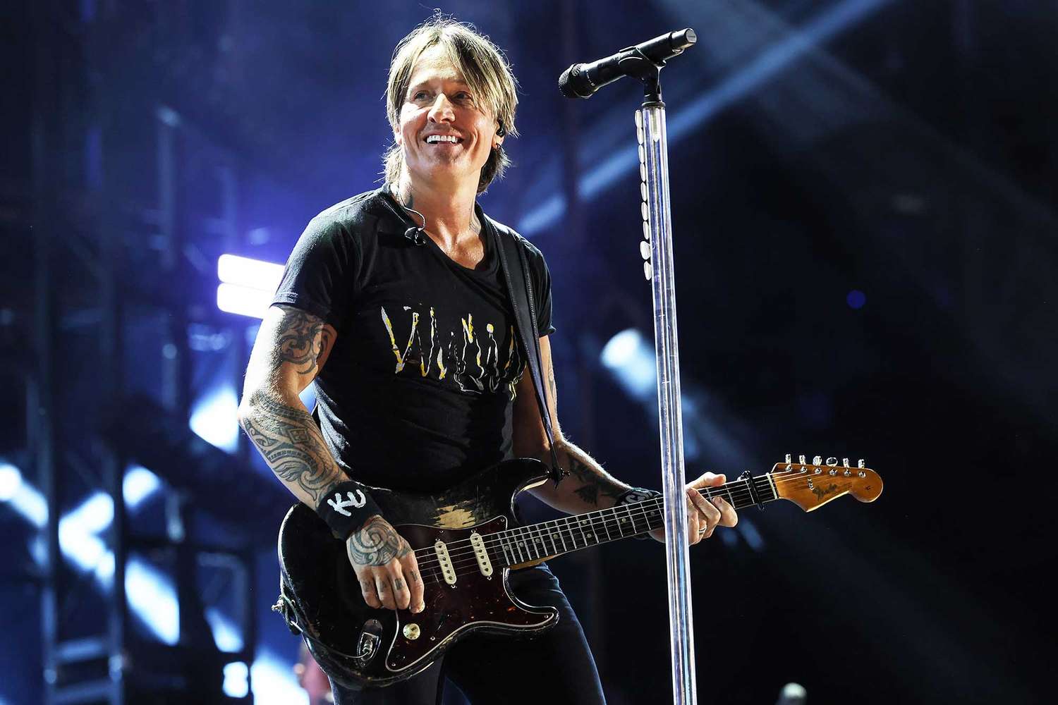 Keith Urban displays photo of Nicole Kidman during first concert performance since news of their split