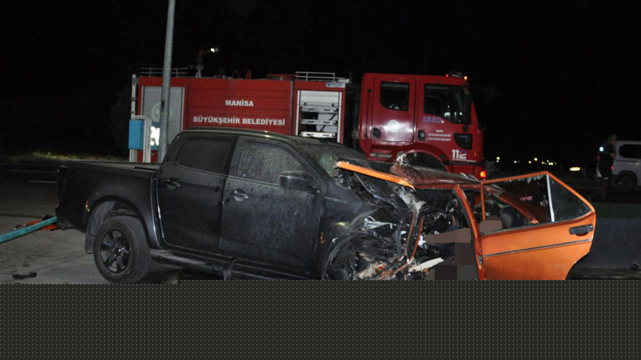 Manisa'da otomobil ile kamyonet çarpıştı: 1’i çocuk 5 kişi öldü, 6 kişi yaralandı