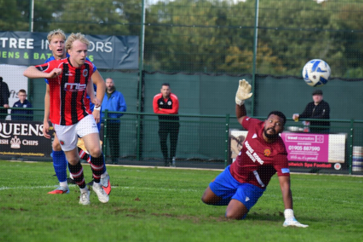 FOOTBALL - Droitwich Spa earn hard-fought win against 10-man Corsham