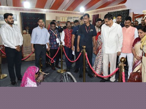 Odisha Guv appeals to people to wear handloom products once a week to support weavers