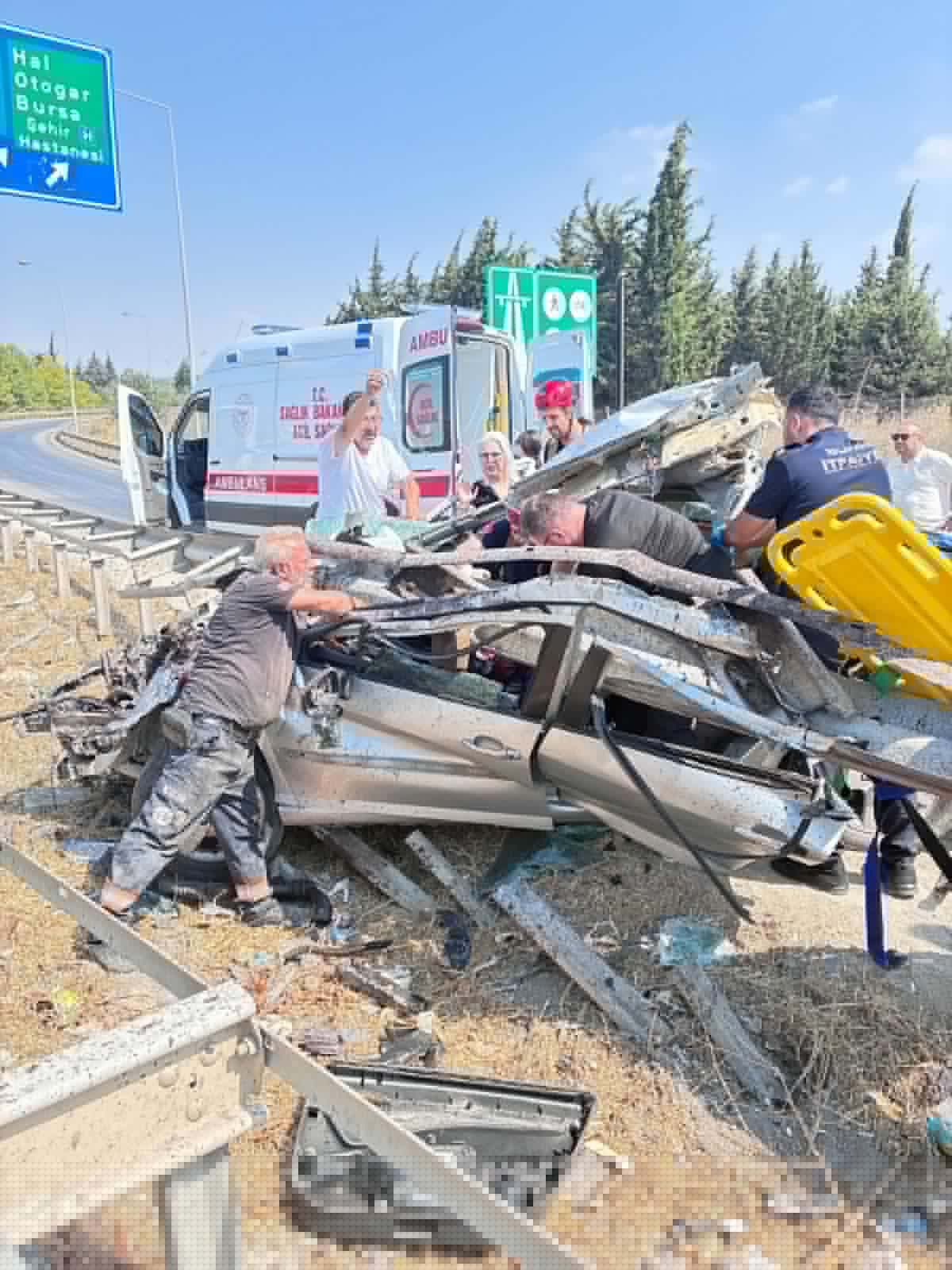 Bursa'da Feci Kaza: Bariyerlere Çarpan Otomobilde Karı Koca Yaralandı