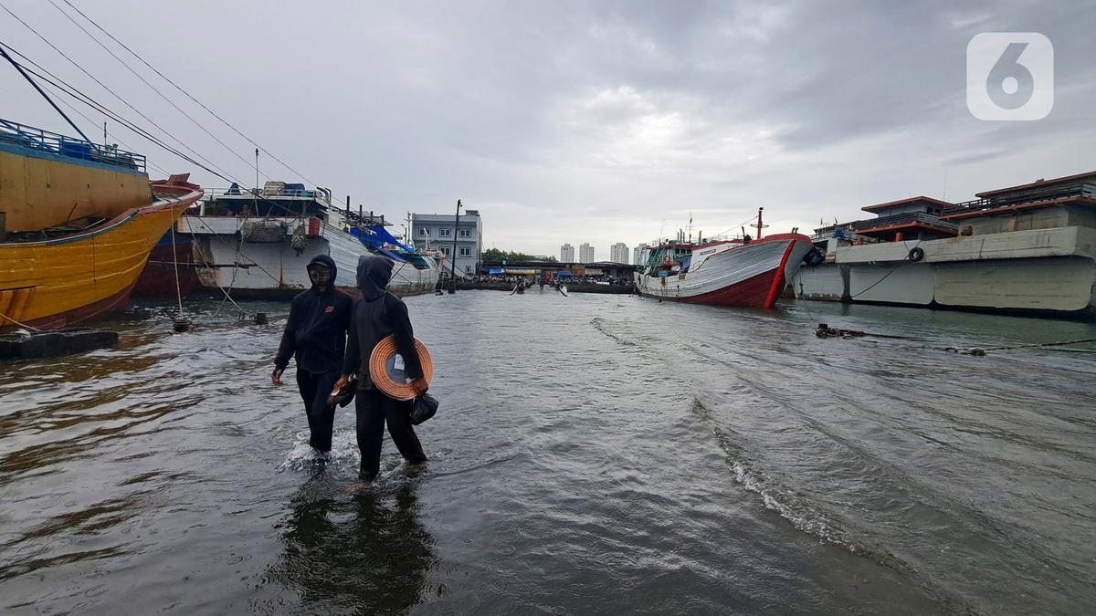Tidak Cuma Permukiman, Banjir juga Rendam Jalanan di Jakarta
