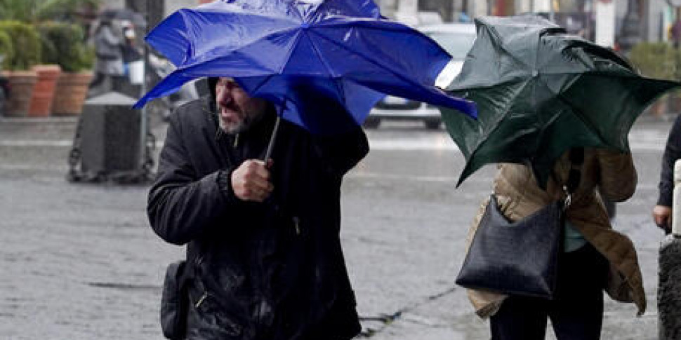 Maltempo, vento forte al Centro-Sud. E le temperature si abbasseranno ancora oggi