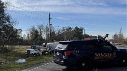 TEAM 2 TRAFFIC: La. 22 closed after 18-wheeler crashes into ditch in Sorrento near Panama Road