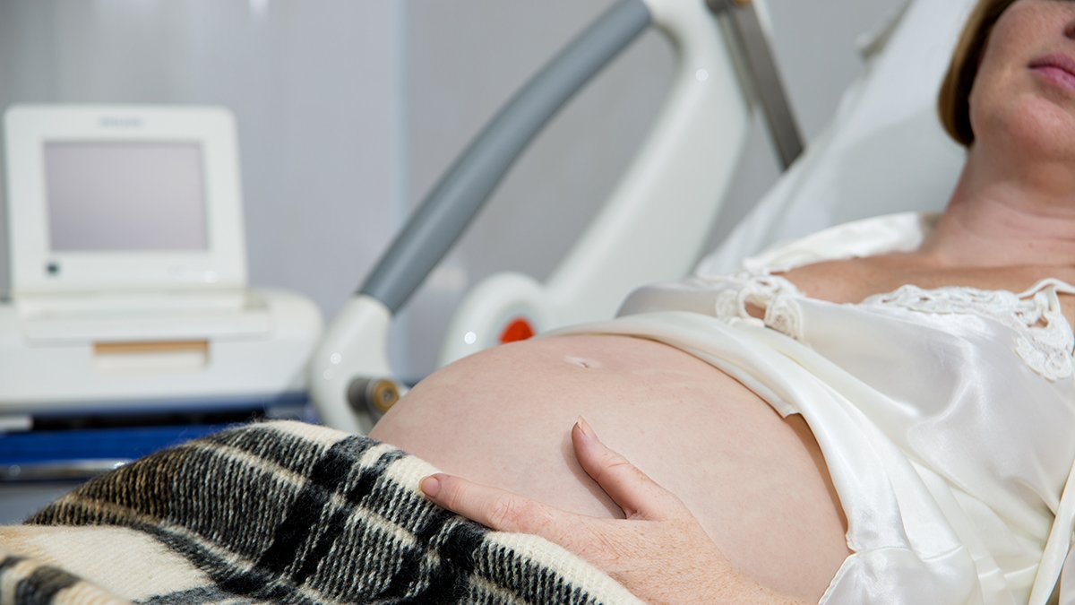 Pánico entre embarazadas y madres que tuvieron hijos en EEUU por supuesto retiro de visas