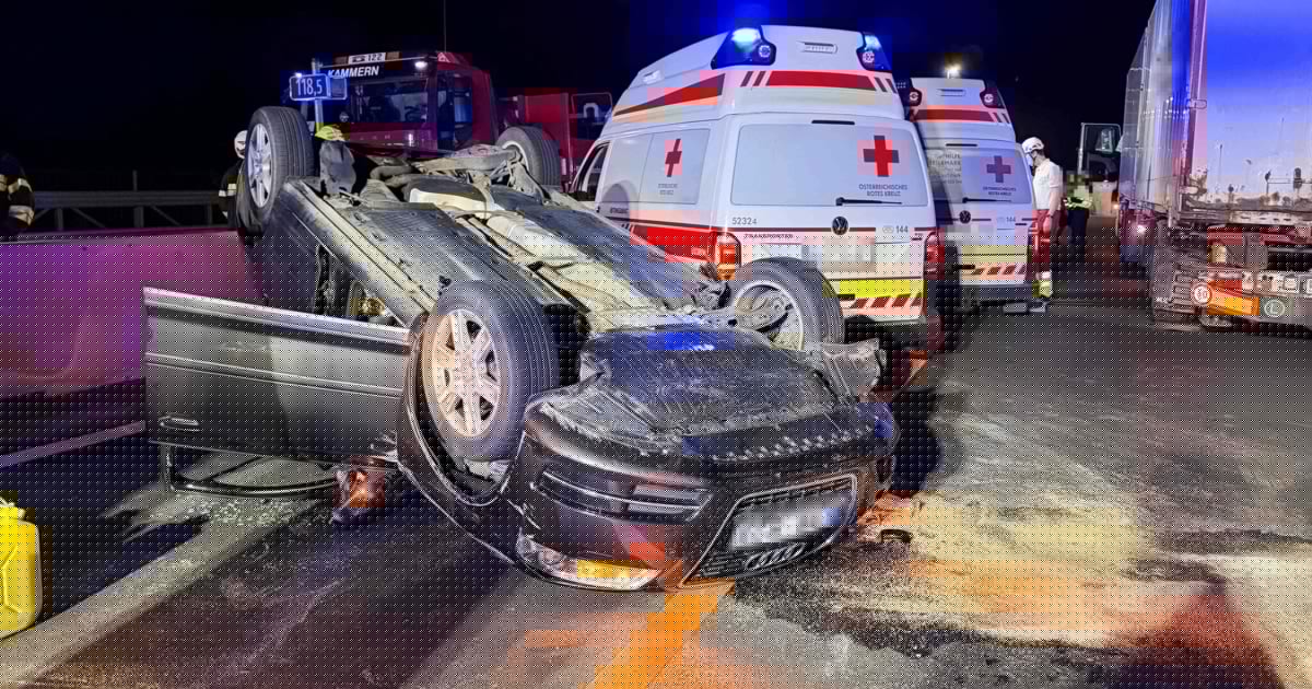 Feuerwehren im Einsatz - Pkw fuhr auf A9 auf Lkw auf und überschlug sich