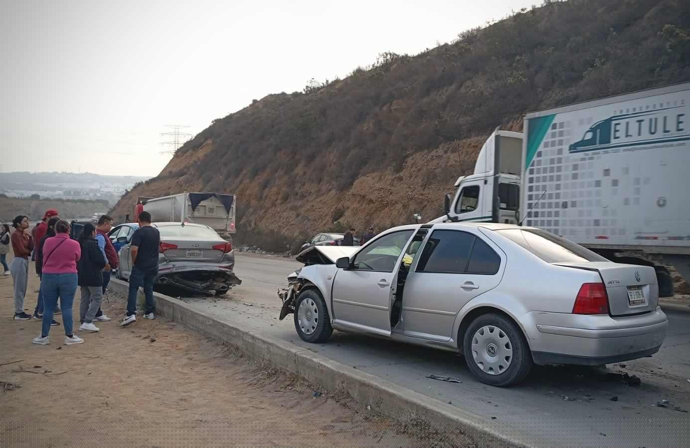 Choque múltiple en bulevar 2000 de Tijuana complica el tránsito; chocan 10 vehículos