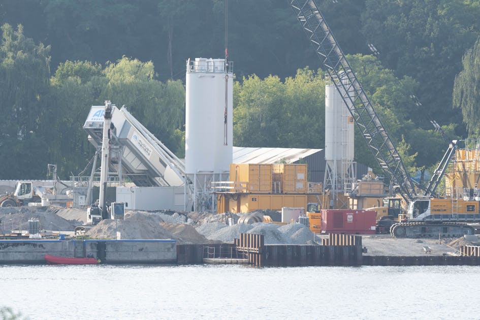 Peenestrombrücke in Wolgast wächst: Erste Pfeiler ragen empor