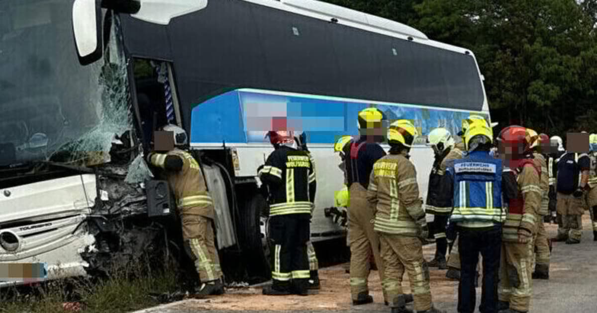 Verheerende Kollision - Pkw kracht in Reisebus: Lenker tot, zehn Verletzte