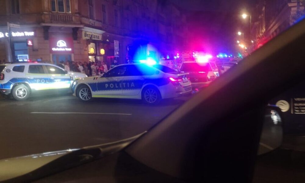 Doi morți și doi răniți după ce o mașină a intrat în plin în pietoni, în centrul Brașovului. Șoferul a „zburat” peste sensul giratoriu FOTO + VIDEO