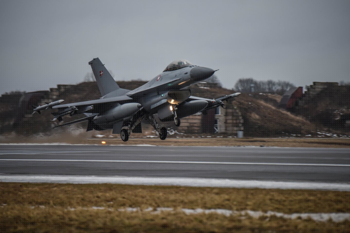 Turkija Estijoje dislokuoja penkis naikintuvus F-16, dalyvausiančius NATO misijoje