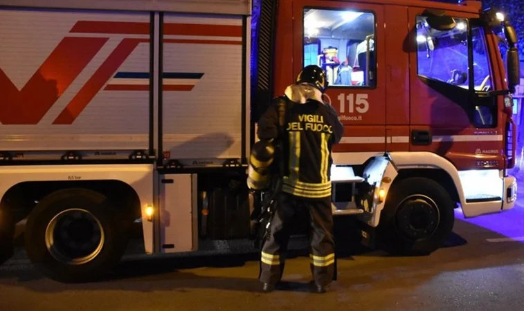 Manfredonia, auto in fiamme in via Vittorio Veneto: indagini in corso