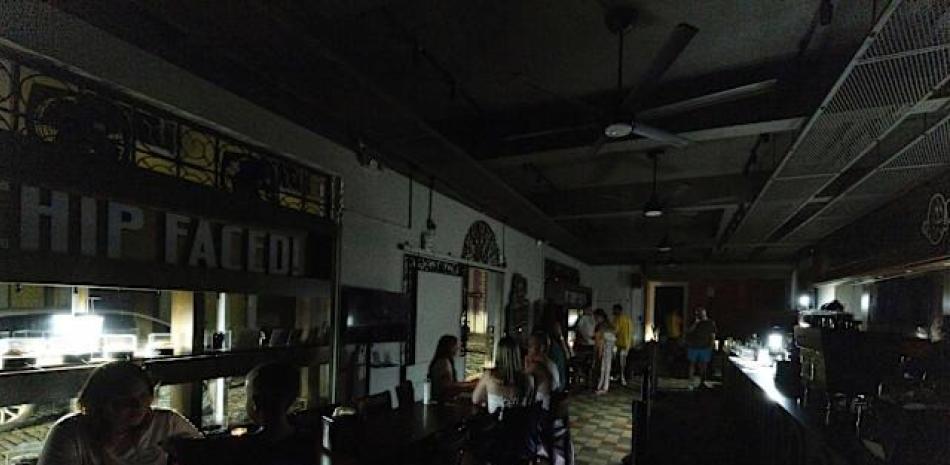 Problemas de generación en EcoEléctrica y Aguirre dejan a más de 320,000 sin luz en Puerto Rico