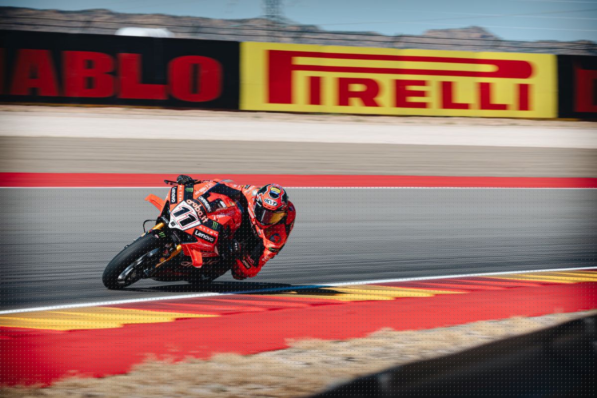 Superbike, Bulega fa il bis ad Aragón con Pirelli soft di sviluppo