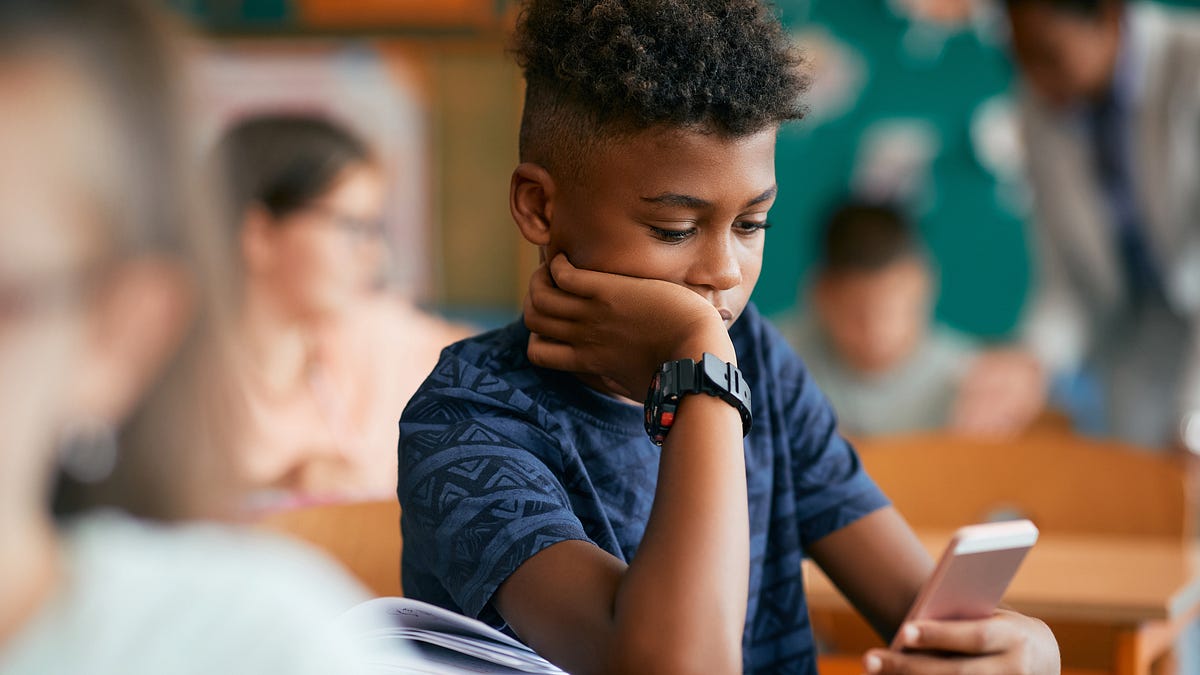 Does Early Access to Social Media Harm Later Learning? New Evidence from Italy