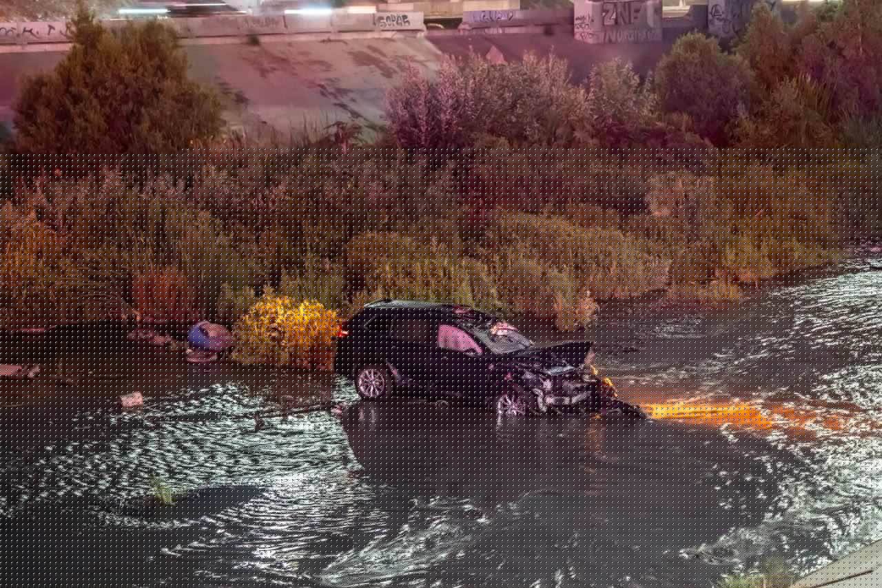 Mujer sobrevive tras caer con su camioneta a la canalización del Río Tijuana; hay un detenido