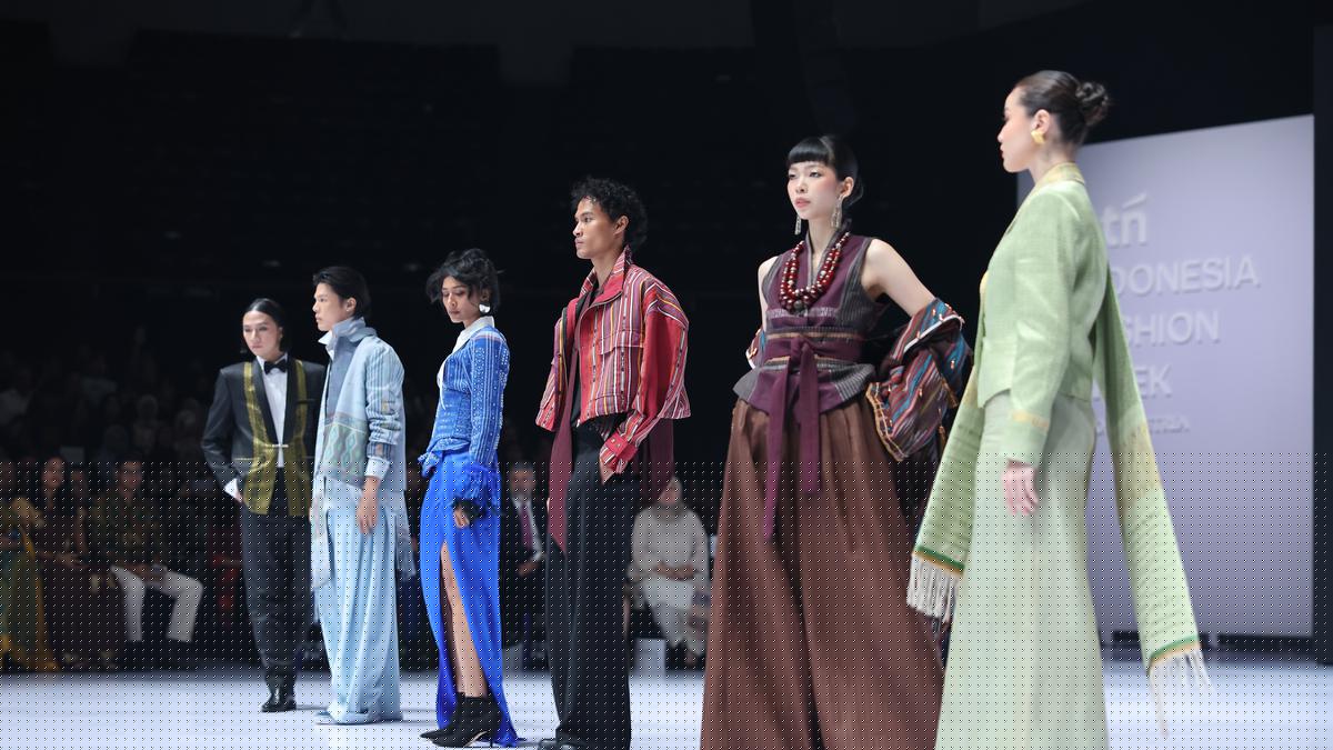 Opening Ceremony Indonesia Fashion Week 2026, Merajut Warisan dan Masa Depan Ulos