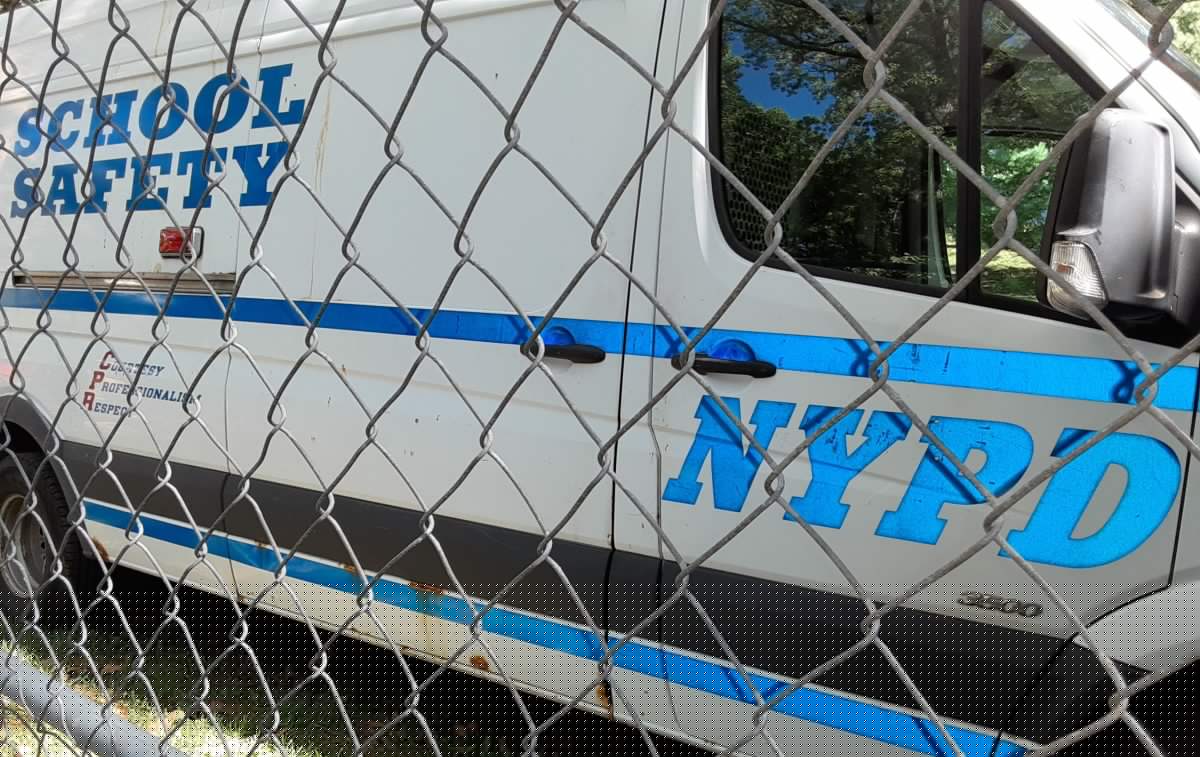 Dos maestros cortados por alumno: violencia armada en escuela en Nueva York