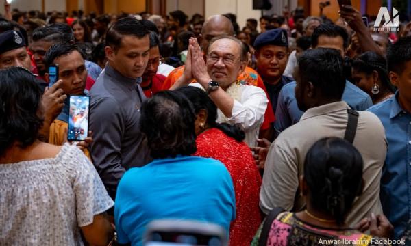 Anwar appeals to Indian voters, seeks forgiveness for 'illegal temple' remark