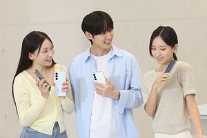 Samsung expected to unveil tri-folding smartphone at APEC summit: sources