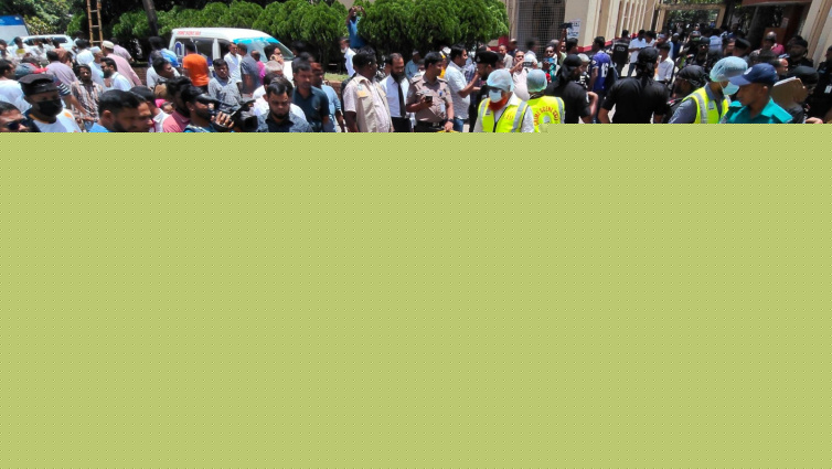<a href="https://www.thedailystar.net/news/news/blast-near-barishal-court-gate-police-suspect-crude-bomb-object-meant-create-panic-4246111" hreflang="en">Blast near Barishal court gate: Police suspect crude bomb-like object meant to create panic</a>