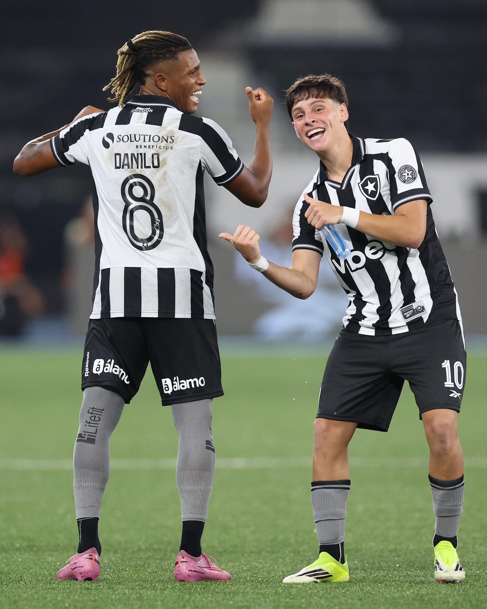 Com noite brilhante de Danilo e Montoro, Botafogo atropela o Cruzeiro na estreia do Brasileiro