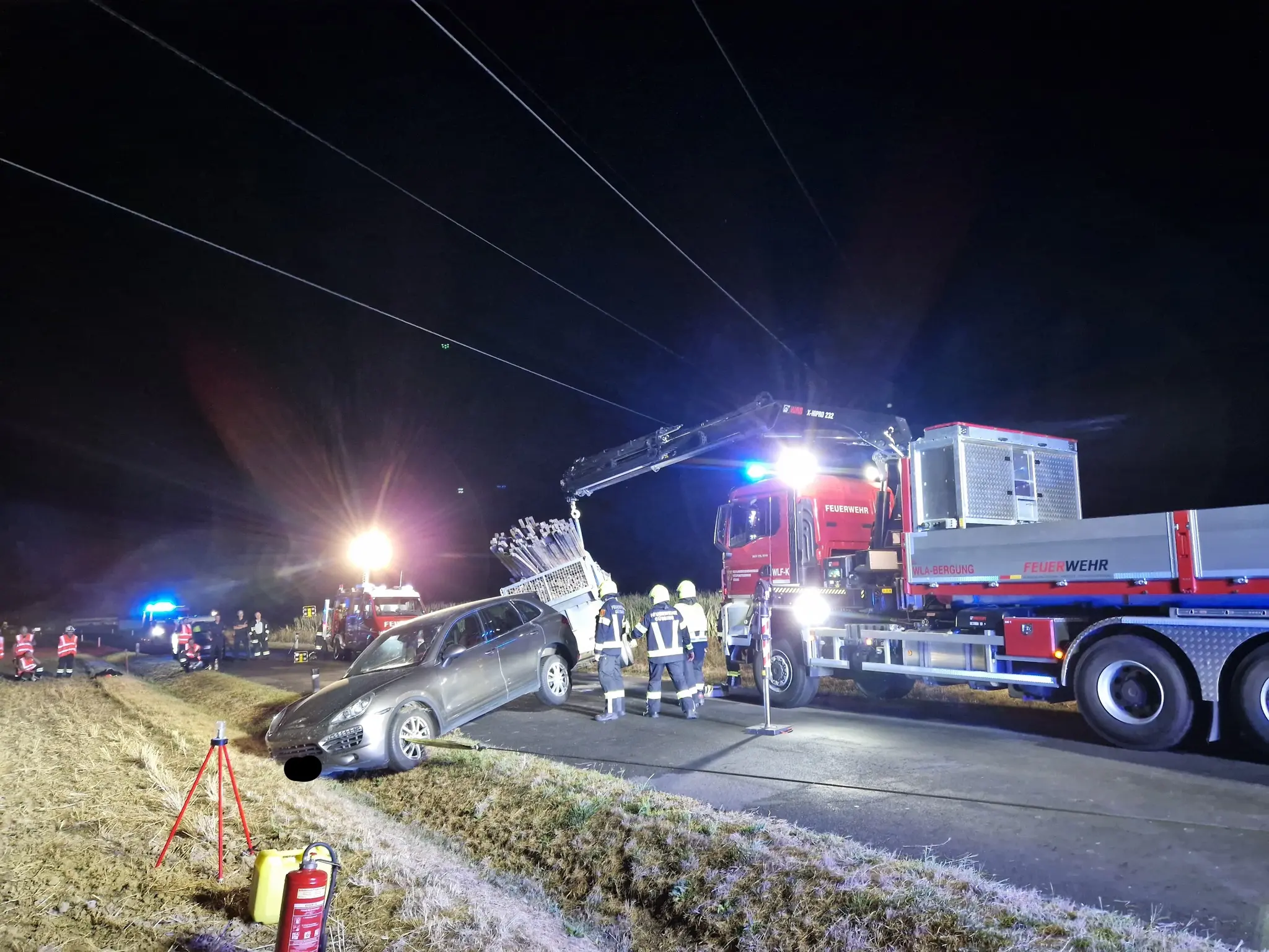 Feuerwehreinsatz unter einer Hochspannungsleitung in Güttenbach
