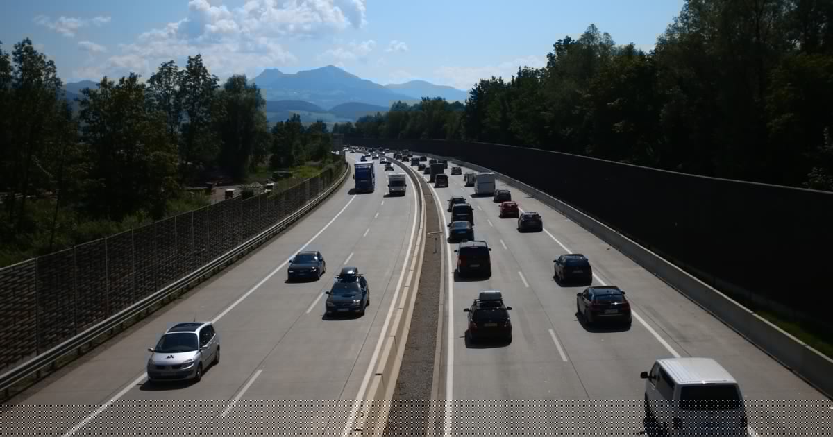 Noch vor Frühverkehr - Drei Schwerverletzte bei Verkehrsunfall auf A10
