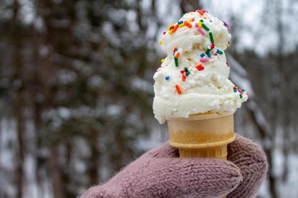Comer helados hechos con nieve puede ser una delicia invernal si se hace de forma segura