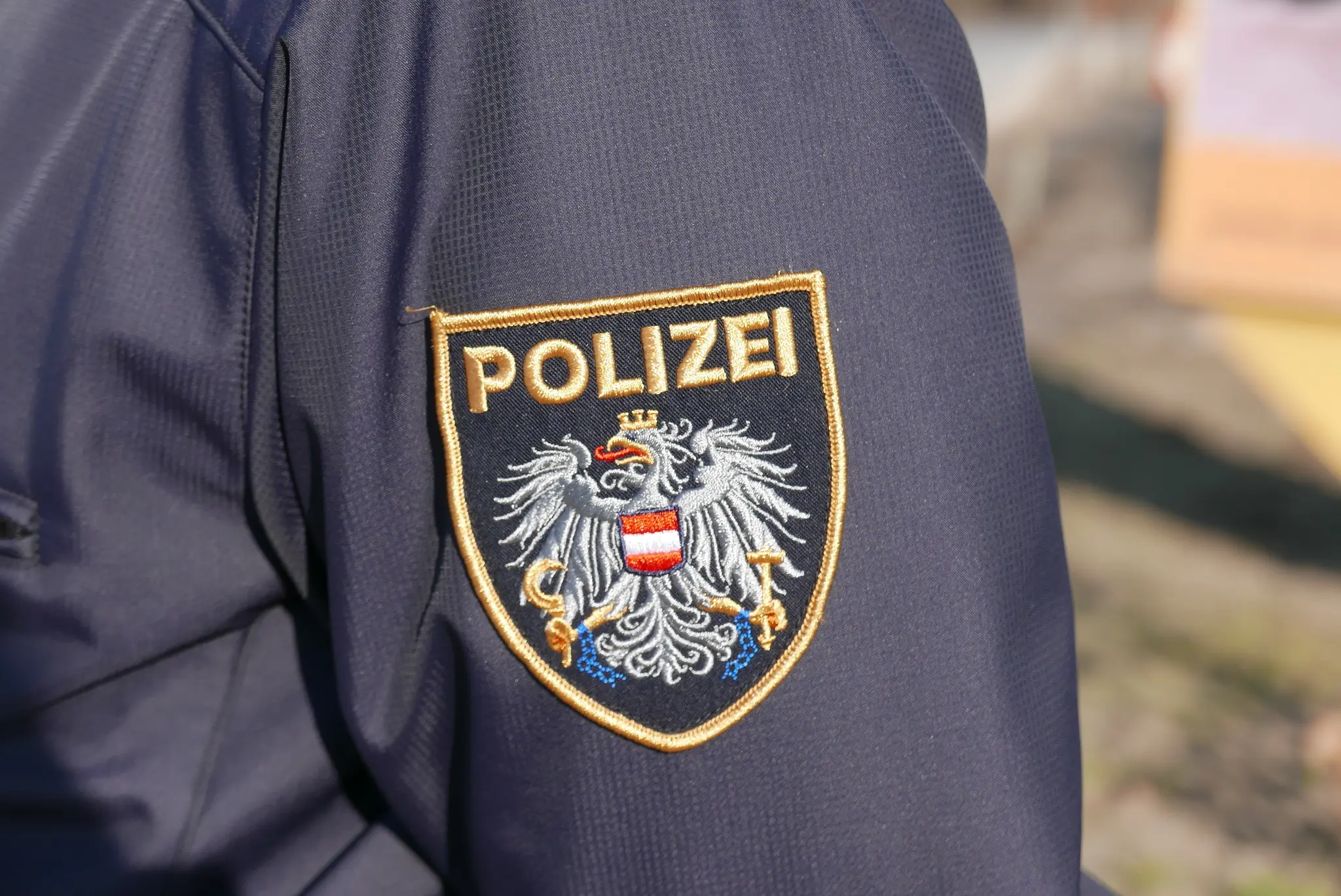 Fahrerflucht in Raitis – Motorradfahrer nach Unfall im Krankenhaus