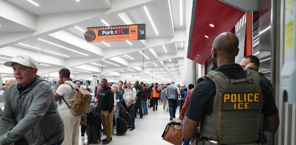 ICE aumenta operativos en aeropuertos de EE.UU.