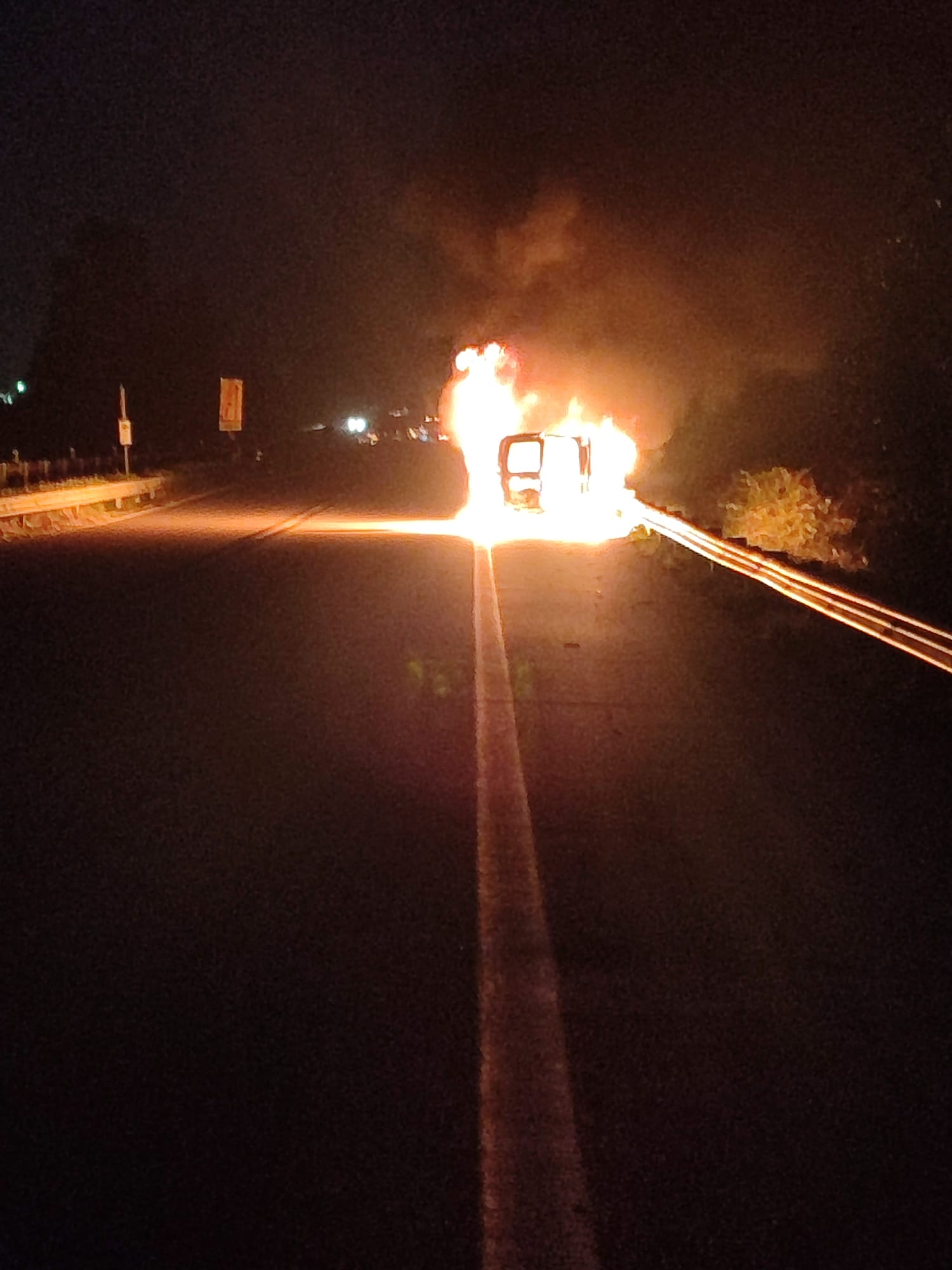 Paura sull'Autostrada A29 Palermo Mazara: furgone in fiamme vicino a Santa Ninfa. Il video