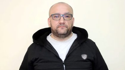 AKO STE VIDELI OVOG ČOVEKA, ODMAH POZOVITE POLICIJU! Predstavljao se kao pripadnik BIA i MUP, pa ojadio građane za 12 MILIONA