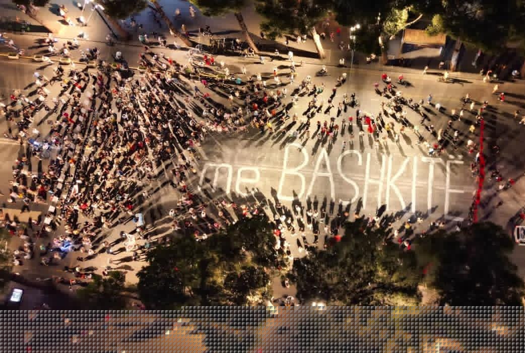 FOTOLAJM/ Flamingot e Revolucionit në mbështetje të qyteteve që protestojnë kundër “Territoriales”: Me bashkitë!