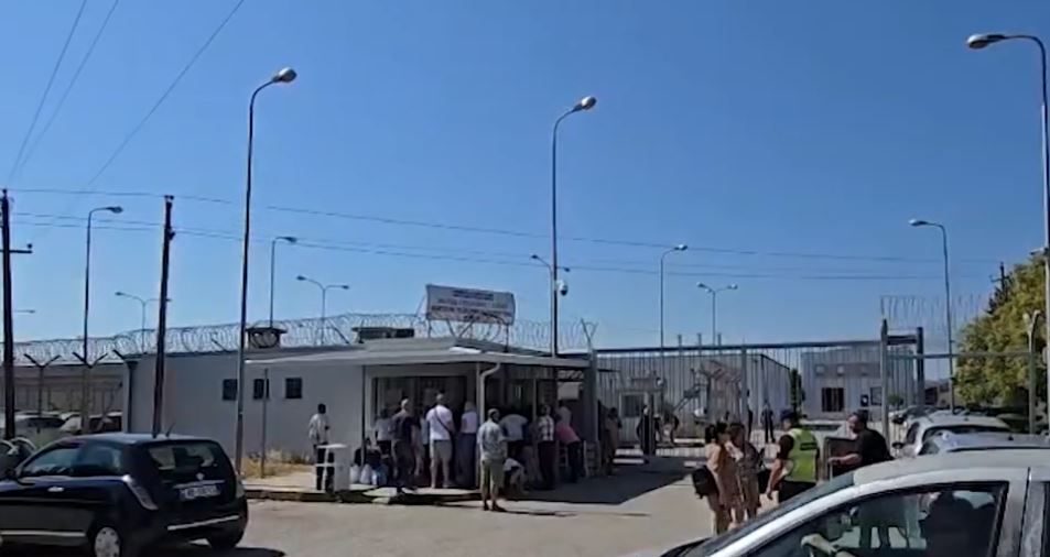 Sulmi me thikë ndaj Denis Bajrit/ Hetim për takimet e Gjinit, Zotos dhe Bajrit në burgun e Fierit. Sekuestrohen kamerat