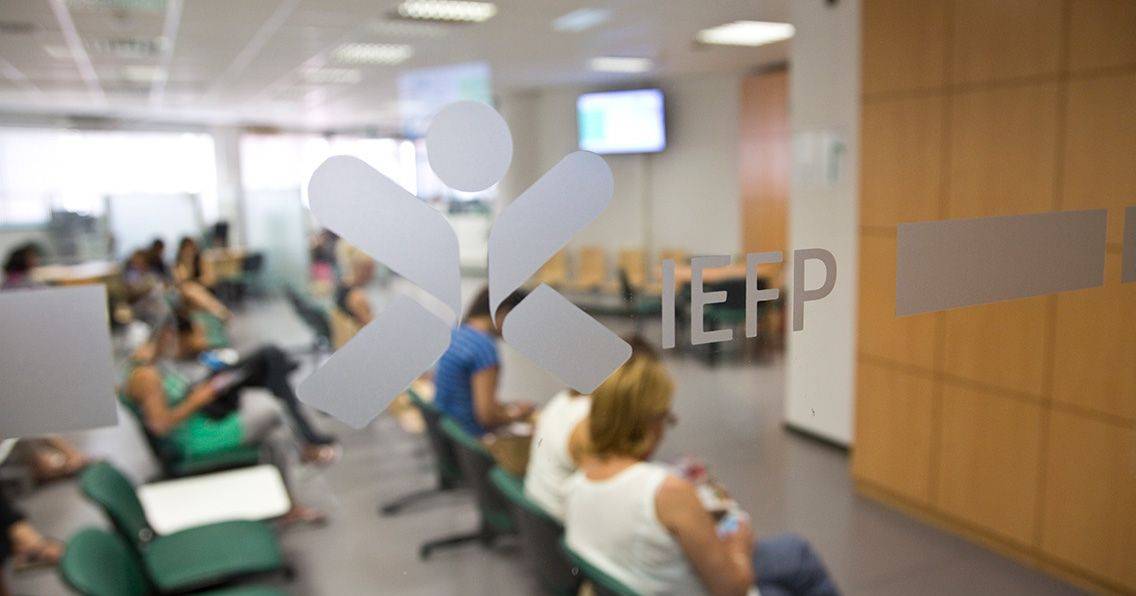 Desemprego cai para 5,6% em dezembro e iguala mínimo de 23 anos