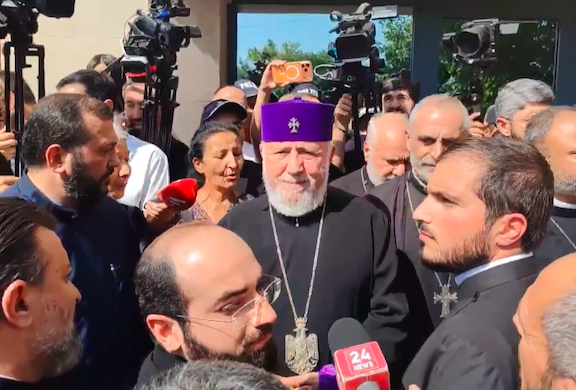 Judge Recuses Himself in Catholicos Case; Court Hearing Ends Minutes After Opening
