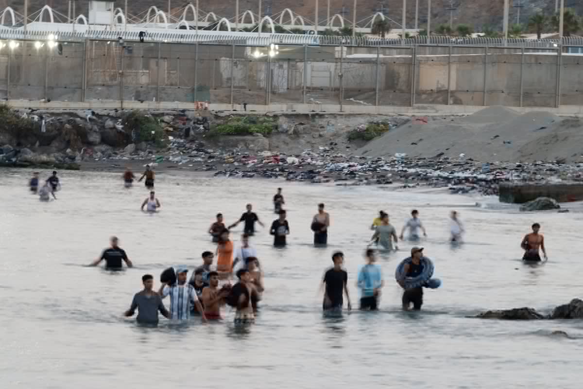 The hoaxes that fostered the migrant avalanche in Ceuta: ‘The door is open’