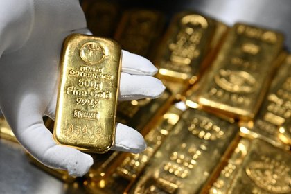 Gold price pushes over $5,500 amid weak dollar