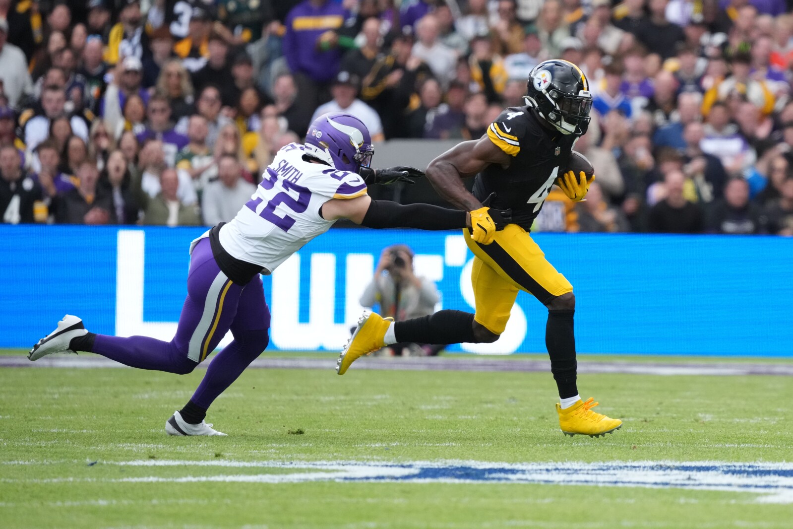 Why have the Vikings been limiting veteran safety Harrison Smith?