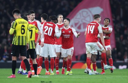 Arsenal finish league phase with perfect record, Chelsea fight back to defeat Napoli