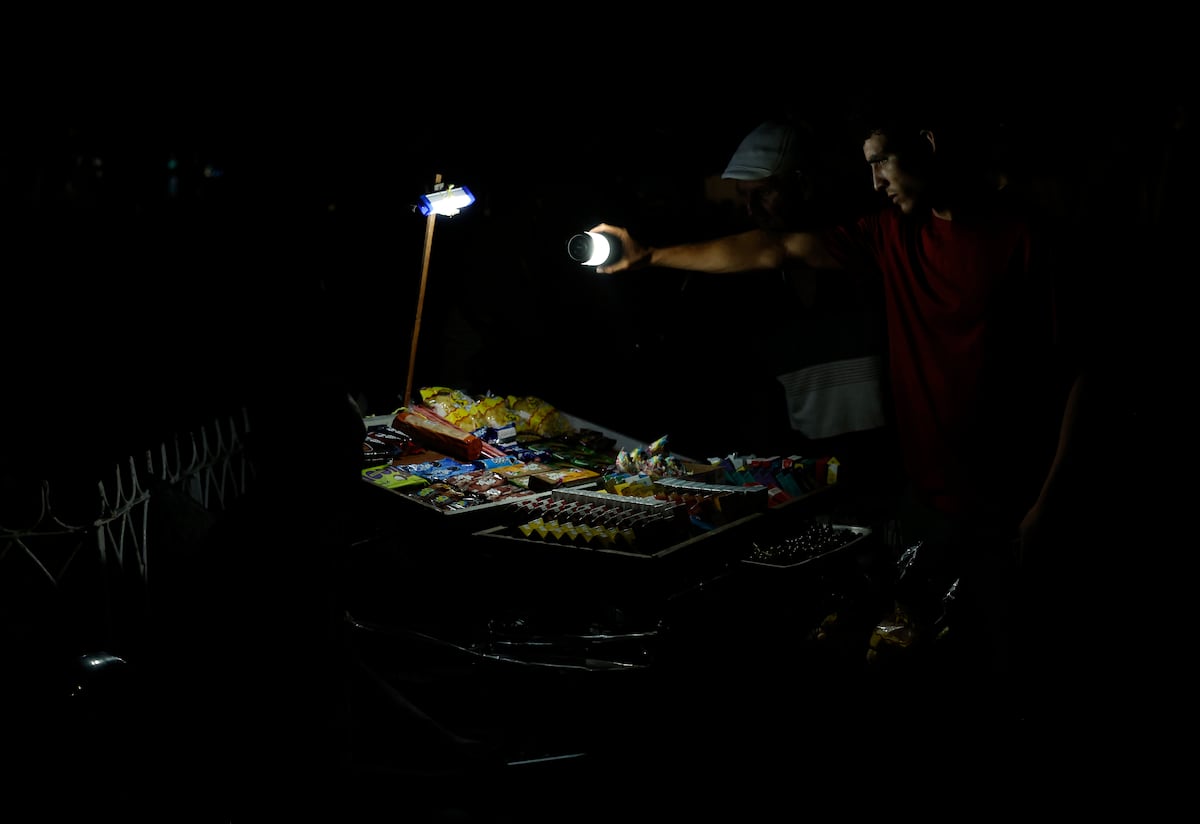 Cuba, paralyzed and in the dark