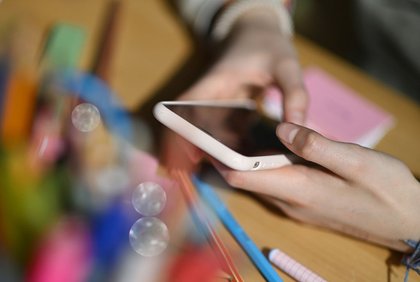 Shapiro endorses statewide ban on phones during school day