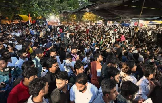 CJP warns of fresh protest, seeks parliament debate on police action
