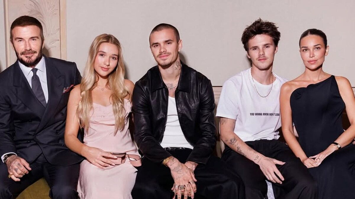 Los Beckham arropan a Victoria en su desfile en París: del beso con David al deslumbrante 'look' de Harper