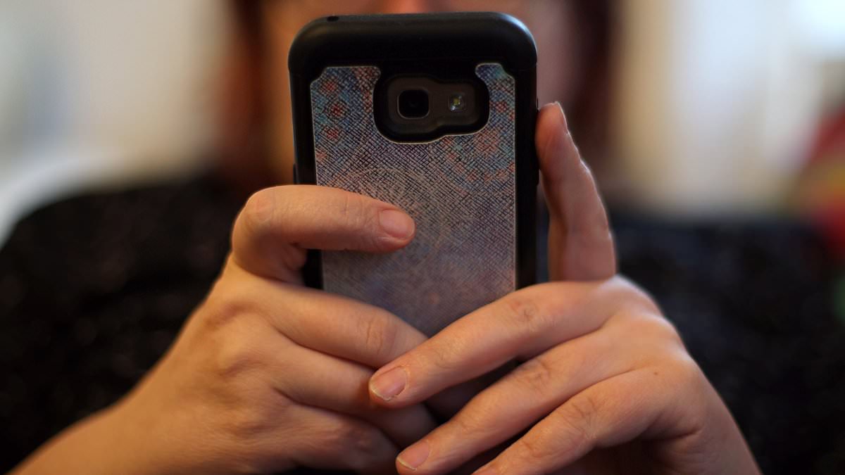 Labour's social media curfew plans for young people in tatters as nearly eight in ten teenagers admit they would simply opt out of them