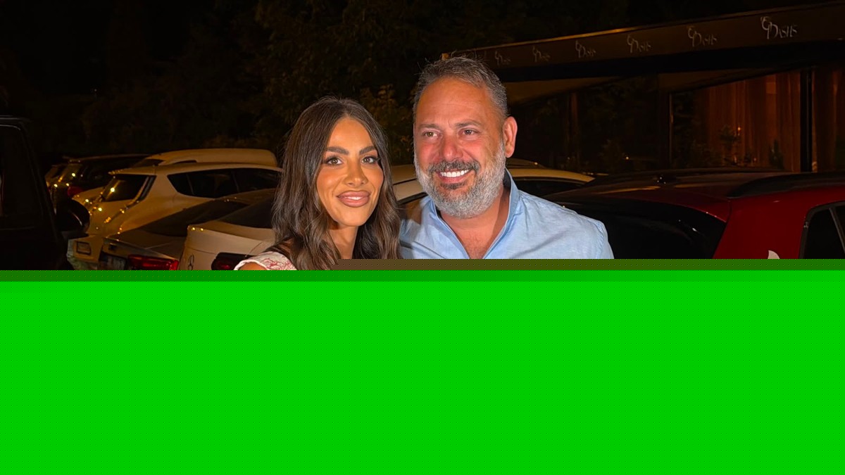 BRANKO BABIĆ SA ŽENOM NA ROĐENDANU BOJANE LAZIĆ Milica u kratkoj haljini, a on slavljenici doneo ogroman buket: Ne skidaju osmeh sa lica (VIDEO)
